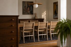 Maßgefertigter Esstisch aus Massivholz mit handwerklichen Details